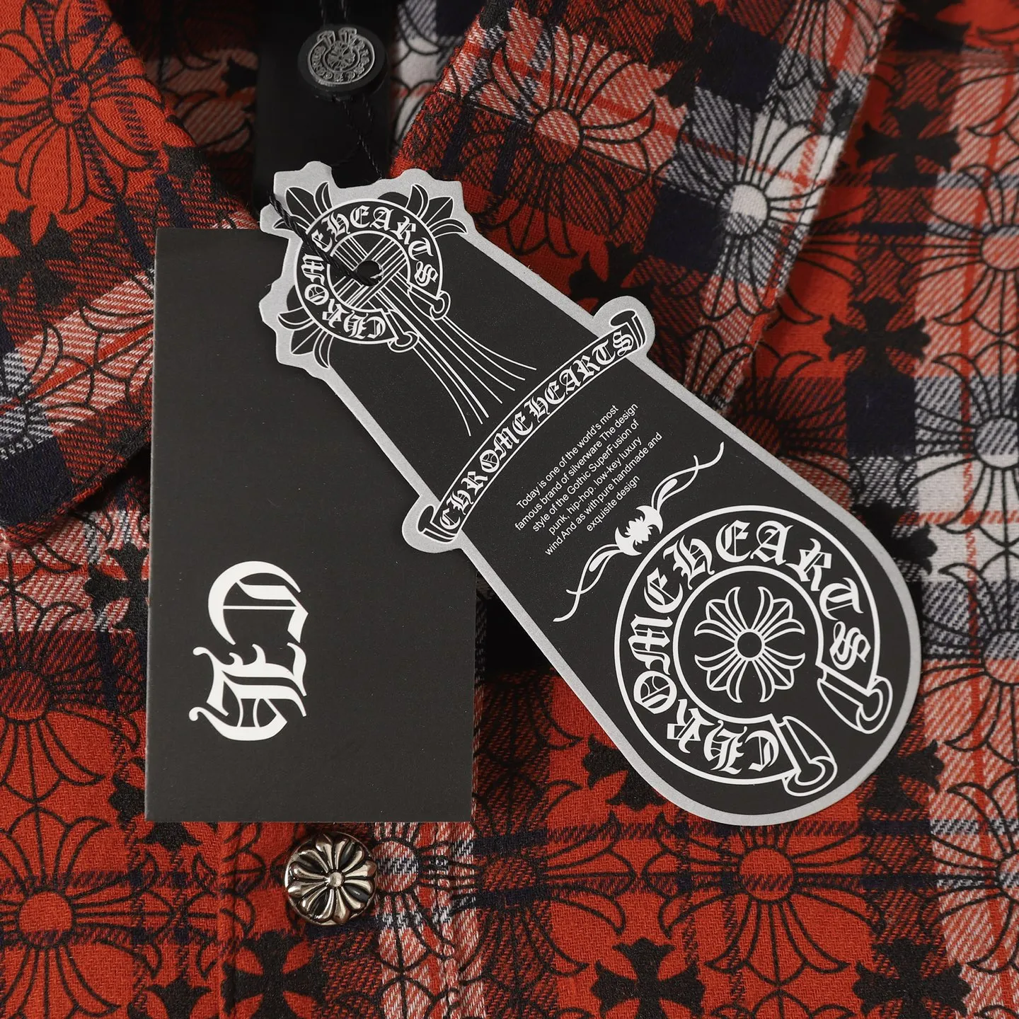 🅿️330 CH Crow Heart Leather Label Metal Checkered Shirt Jacket. Original Crow family's unique identity embellished with silver buckle cross leather stamp, custom-dyed dark pattern brand fabric, high-quality checkered pattern tailoring, cross leather badge splicing on the sleeves, one-sided patch pocket design on the chest, custom-made high-quality lettering hardware accessories, distressed retro silver buckles, three-dimensional version. The upper body is sassy and handsome. Natural high-street style. Needless to say, the upper body effect is natural. It is at the forefront of the trend. Its vibrant design and versatile attributes can surprise you no matter how you match it! Size: S-XL